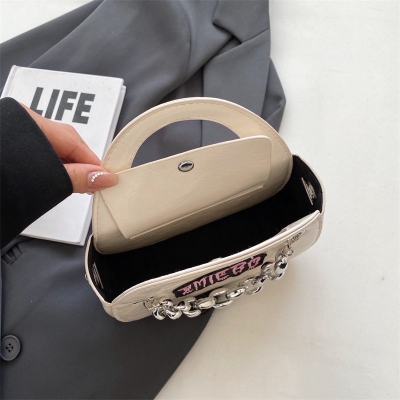 Túi Đeo Vai Màu Đen Phối Dây Xích Thiết Kế Đơn Giản Ngọt Ngào