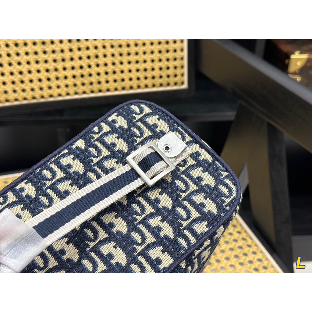 Hộp Đựng Mỹ Phẩm Xách Tay Dior Thiết Kế Dễ Thương Cho Nữ