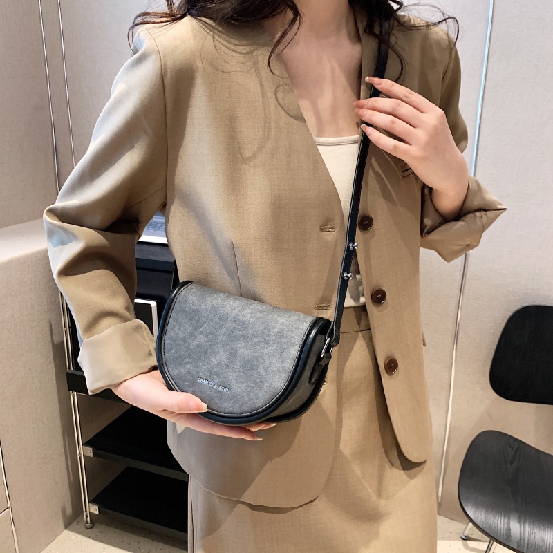 Áo Thun Nữ Lệch Vai In Chữ Phong Cách Hàn Quốc Mới