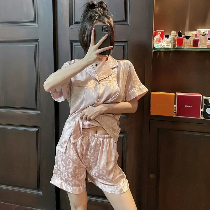 Bộ Đồ Ngủ Tay Ngắn Chất Lụa Lạnh Mỏng In Họa Tiết Da Báo Thời Trang Mùa Hè Xinh Xắn Cho Nữ