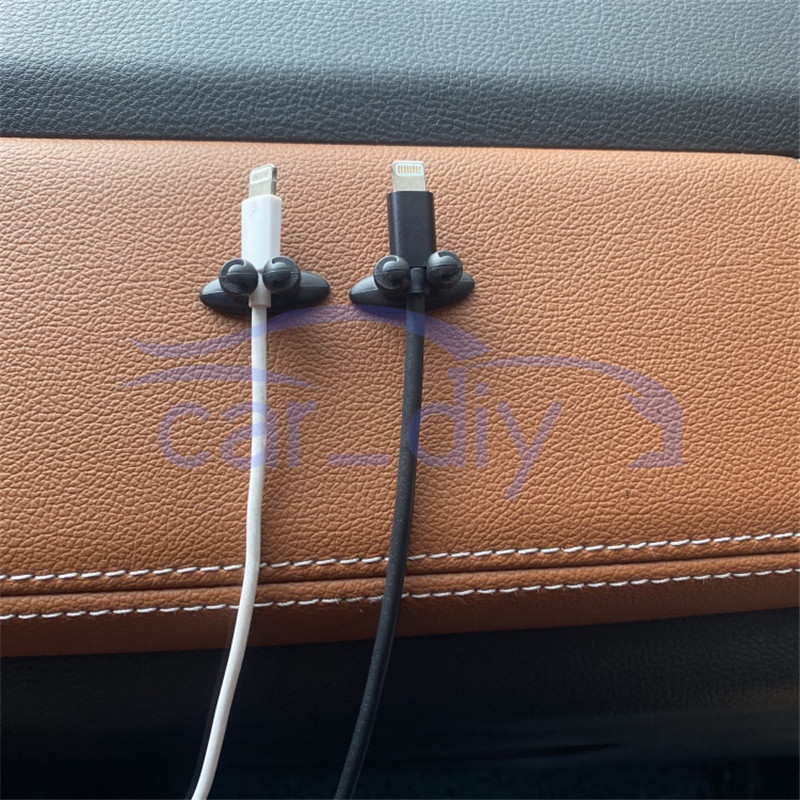 Giá Đỡ Cố Định Dây Cáp Sạc / Tai Nghe Điện Thoại Trên Xe Hơi Tiện Dụng