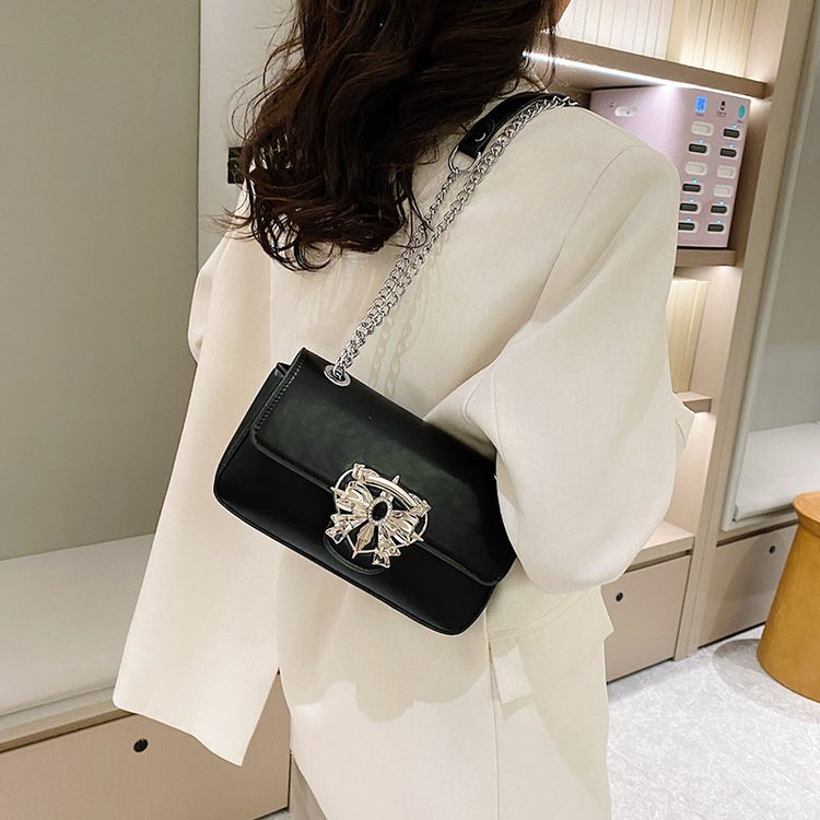 Túi xách đeo dưới cánh tay IELGY phối dây xích dễ phối đồ thời trang cho nữ