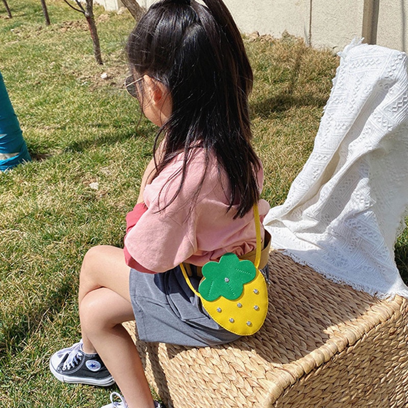 Túi Đeo Chéo Hình Trái Dâu Nhỏ Xinh Xắn Thời Trang Cho Bé Gái