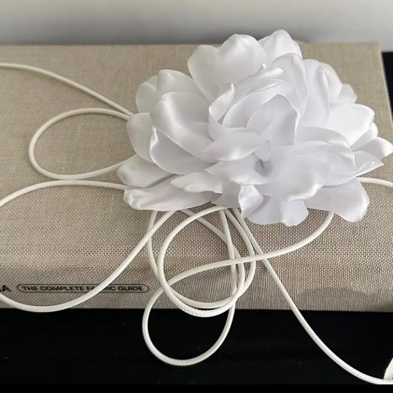 Vòng Cổ Choker Vải Satin Mặt Hoa Trắng Đen Thời Trang Cho Nữ