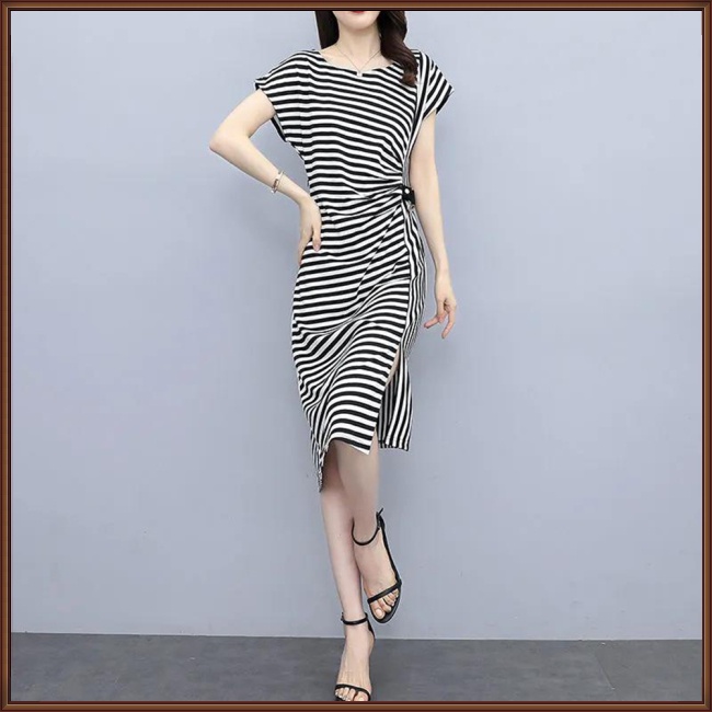 Đầm Midi Ngắn Tay Cổ Tròn Họa Tiết Kẻ Sọc Thiết Kế Xẻ Tà Phong Cách Retro