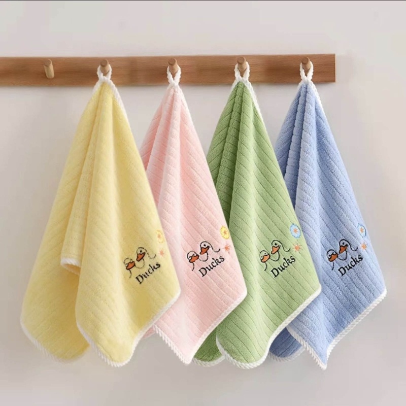 Khăn Lau Tay Vải Nhung San Hô Thấm Hút Tốt In Hoạt Hình Vịt Dễ Thương Cho Bé