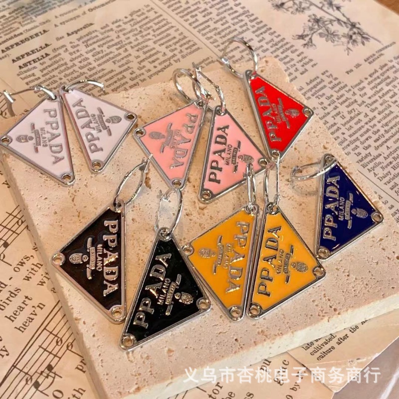 Khuyên Tai Kim Loại Dài Hình Tam Giác In Chữ Đơn Giản Chất Lượng Cao