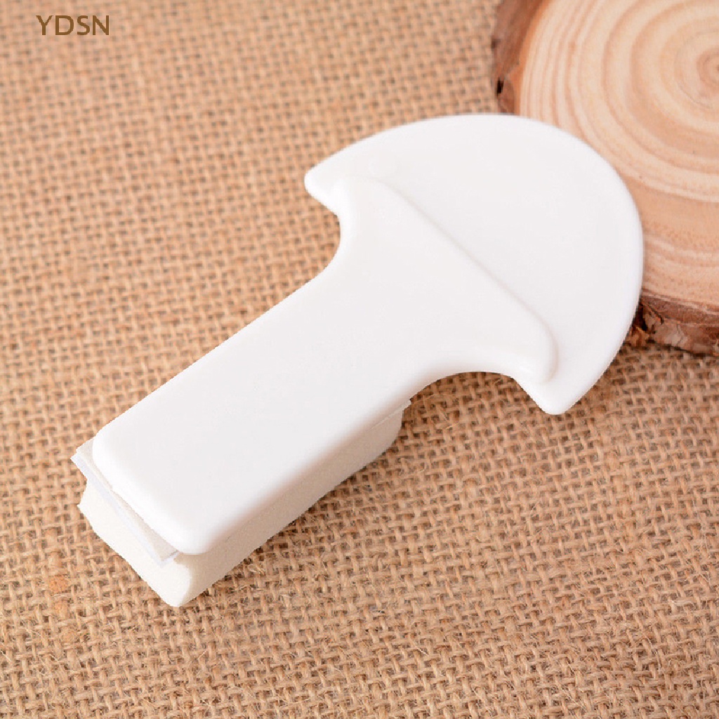 Vỏ Bọc Nâng Nắp Bồn Cầu Màu Trắng Tiện Dụng