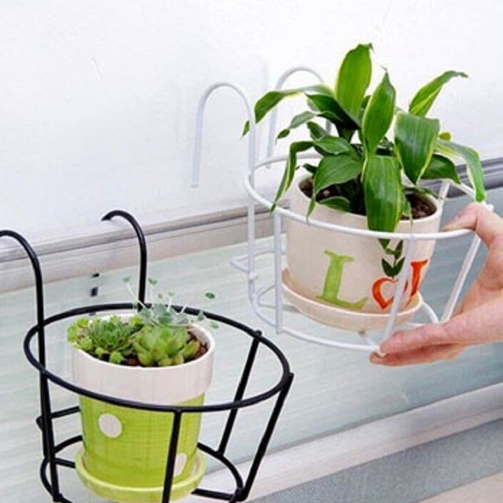Giá sắt treo chậu hoa ban công
