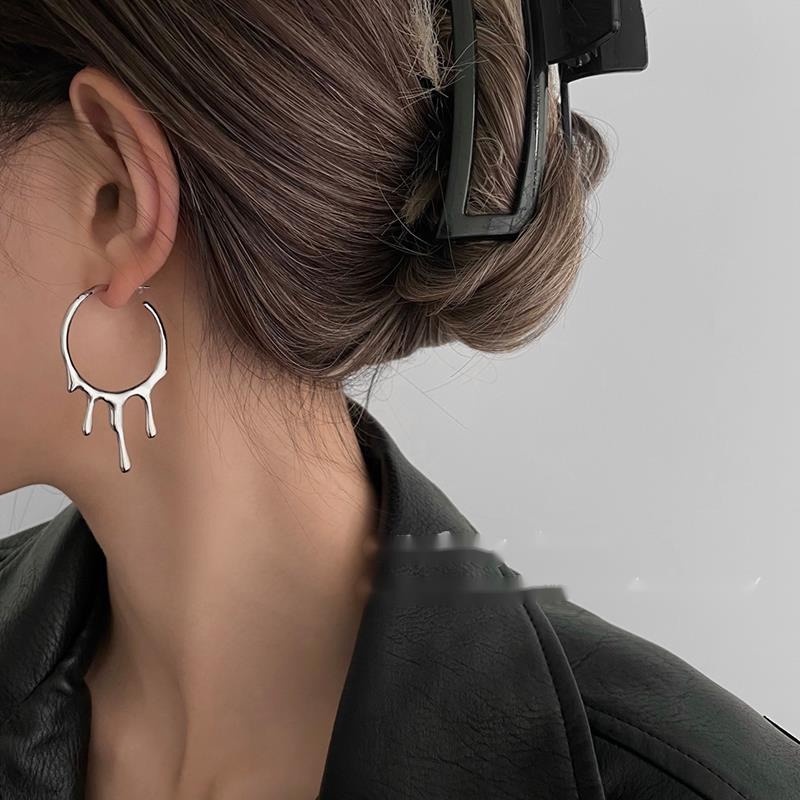 Khuyên Tai Kim Loại Dạng Lỏng Phong Cách Hip Hop Hàn Quốc Cho Nữ Khuyên Tai Nhỏ Phong Cách Cá Tính Với Thiết Kế Cảm Giác Nhỏ