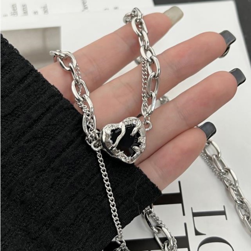 Vòng Cổ Tua Rua Mặt Trái Tim Màu Đen Cá Tính