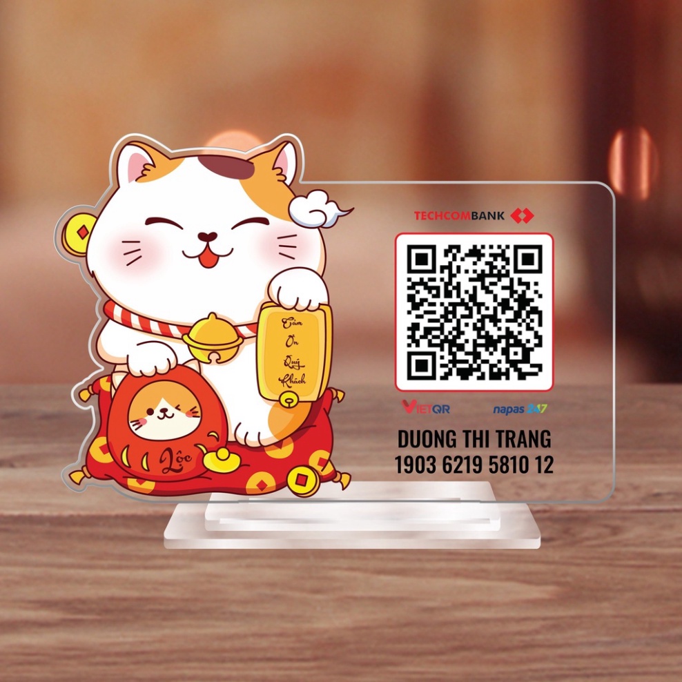 Bảng mica in Qr Code hình mèo thần tài đế 2 lớp để bàn sang trọng thời gian in siêu tốc chất liệu bền đẹp