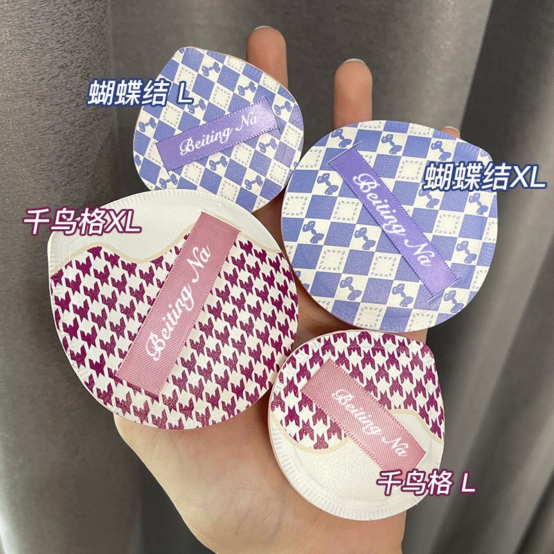 Trang điểm mềm sinh tố đẹp được đặt với bàn chải nền