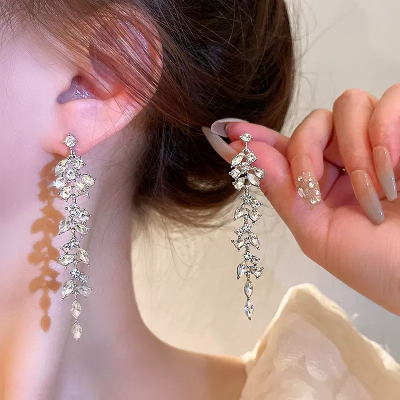 Khuyên Tai Tua Rua Hình Lá Kim Cương Phong Cách Hàn Quốc Độc Đáo Hợp Thời Trang Mới Cho Nữ
