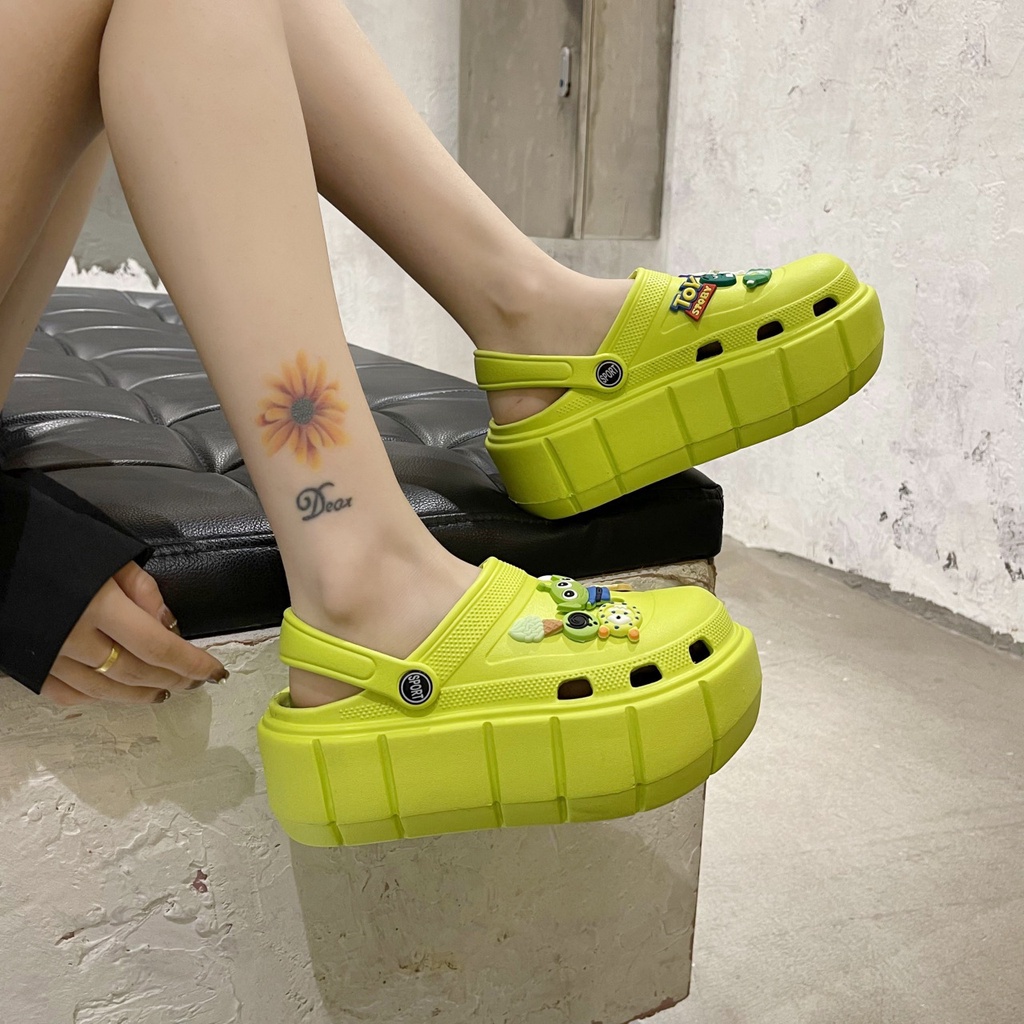 Hàng Có Sẵn Giày Crocs Cao Gót 6CM Cài Nút Hình Kaws / Buzz / Gấu Giản Dị Dành Cho Bạn Nữ