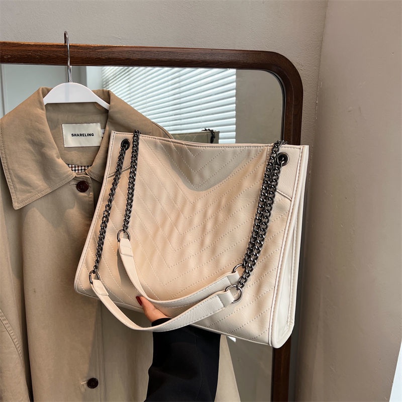 Túi Xách Tote Cỡ Lớn Phối Dây Xích Thời Trang Nữ Sành Điệu