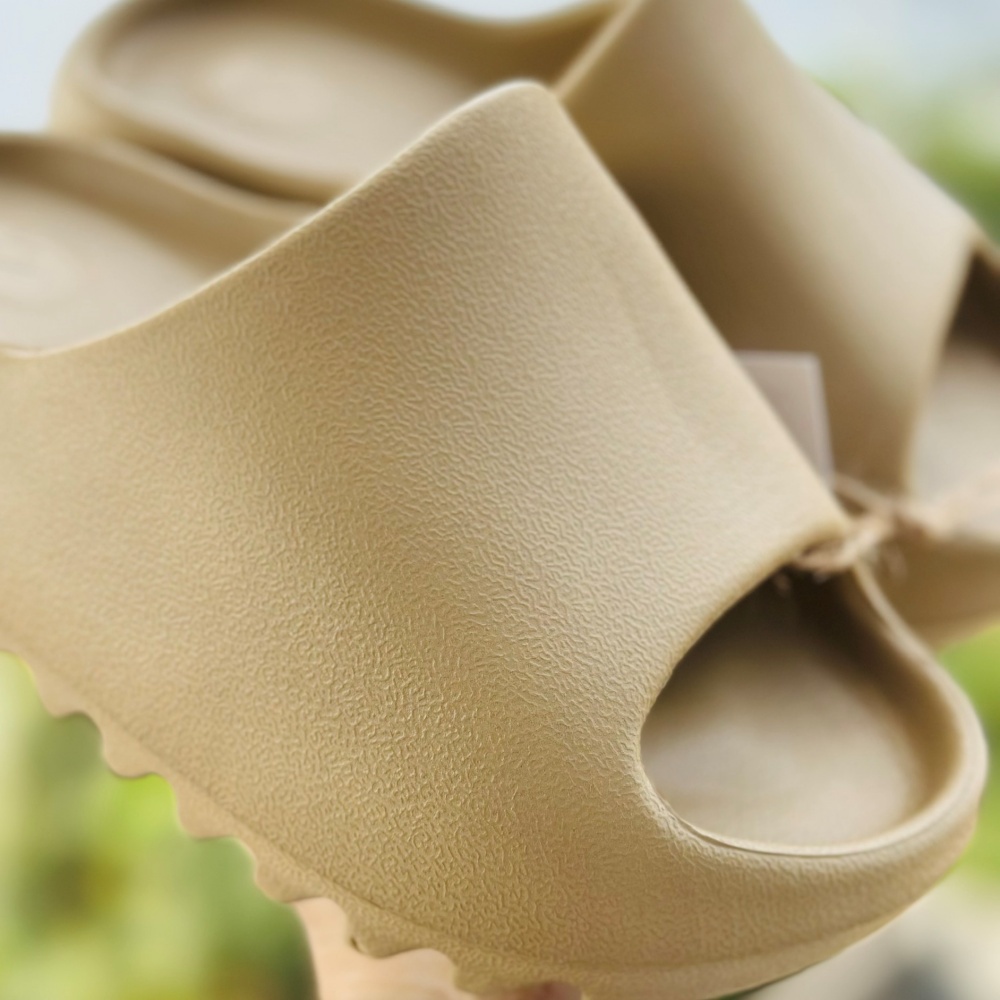 Dép đúc Yeezy Slide Da Vân Nhám chống nước Fullbox quai ngang nam nữ, đế cao 5cm chất xịn, bảng cao cấp nâu nhat