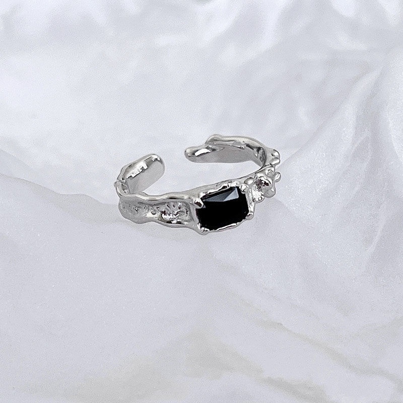 Nhẫn Đính Đá Zircon Kiểu Dáng Đơn Giản Sang Trọng