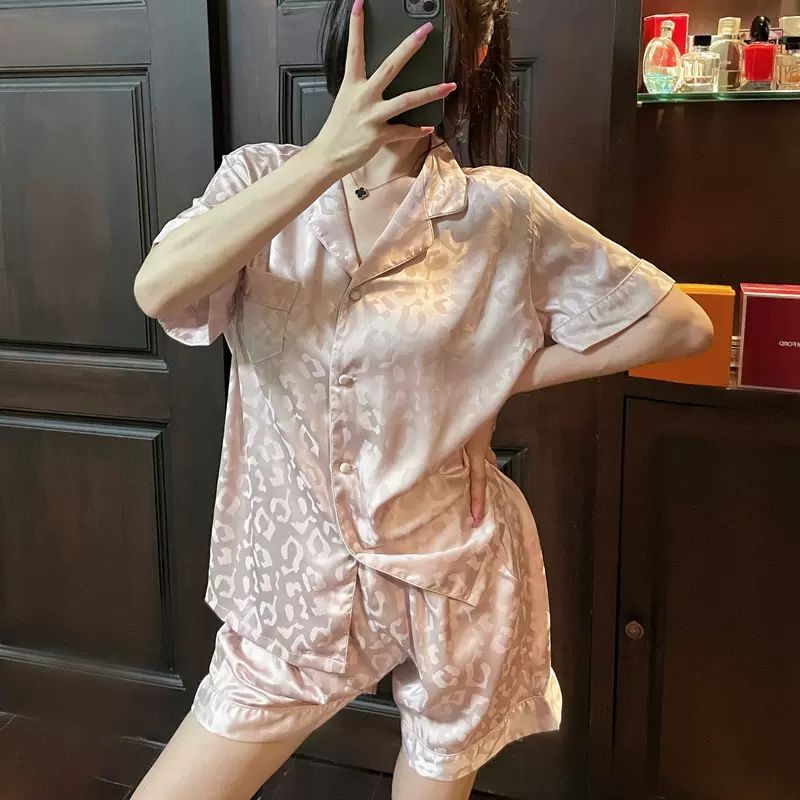 Bộ Đồ Ngủ Tay Ngắn Chất Lụa Lạnh Mỏng In Họa Tiết Da Báo Thời Trang Mùa Hè Xinh Xắn Cho Nữ