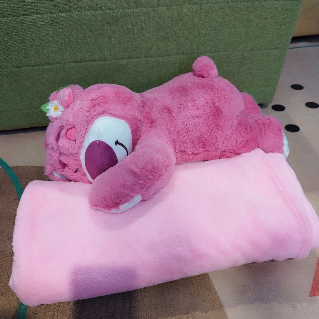 Gấu Bông Gối Dâu Lotso Kèm Chăn Nhung 2 Trong 1 Siêu Cute