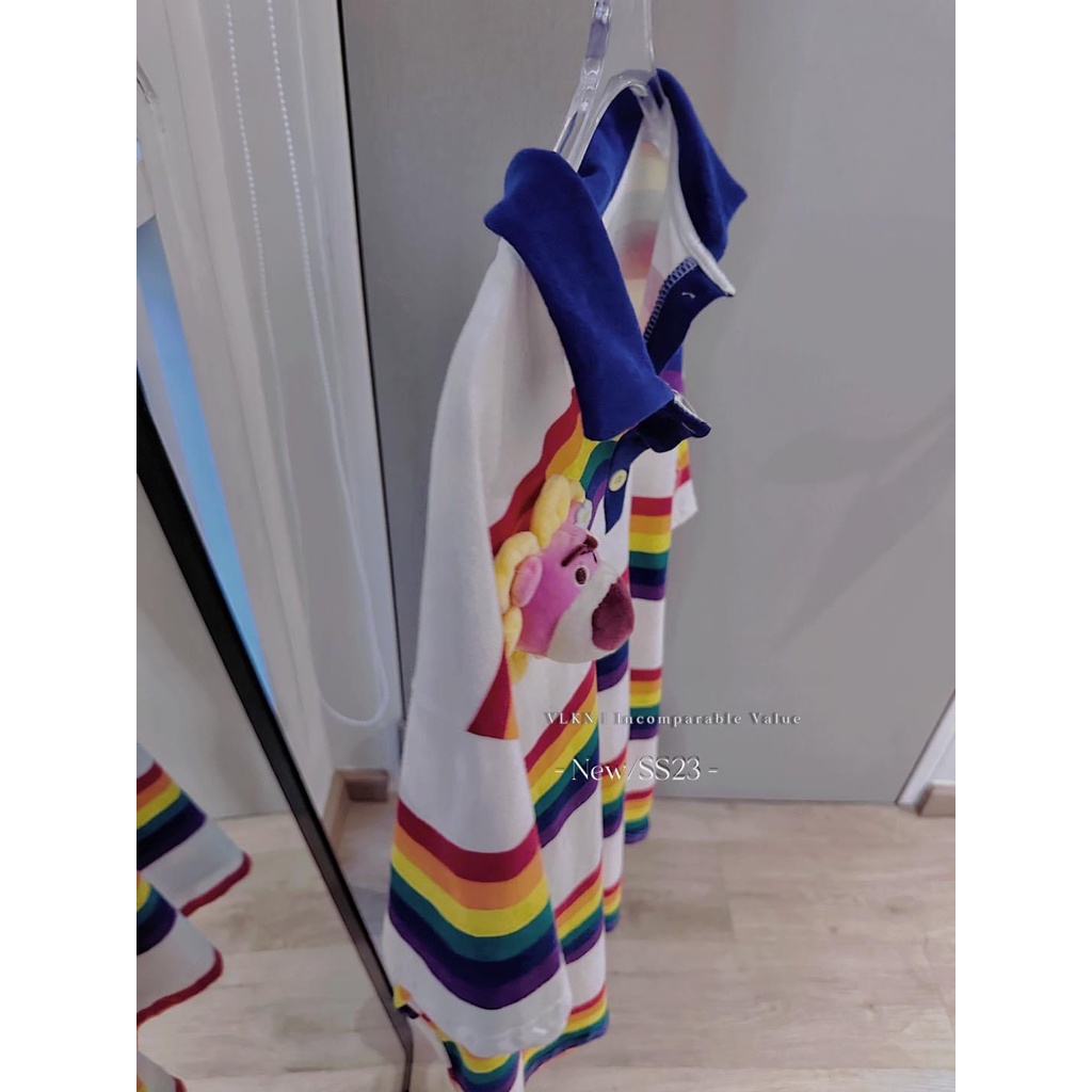 Áo polo gấu dâu sọc cầu vồng