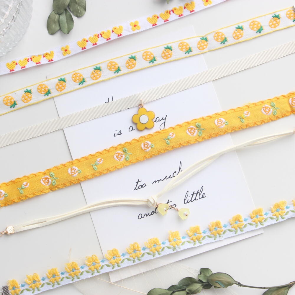 Choker Ren Hoa Vàng Thiết Kế Cổ Tích