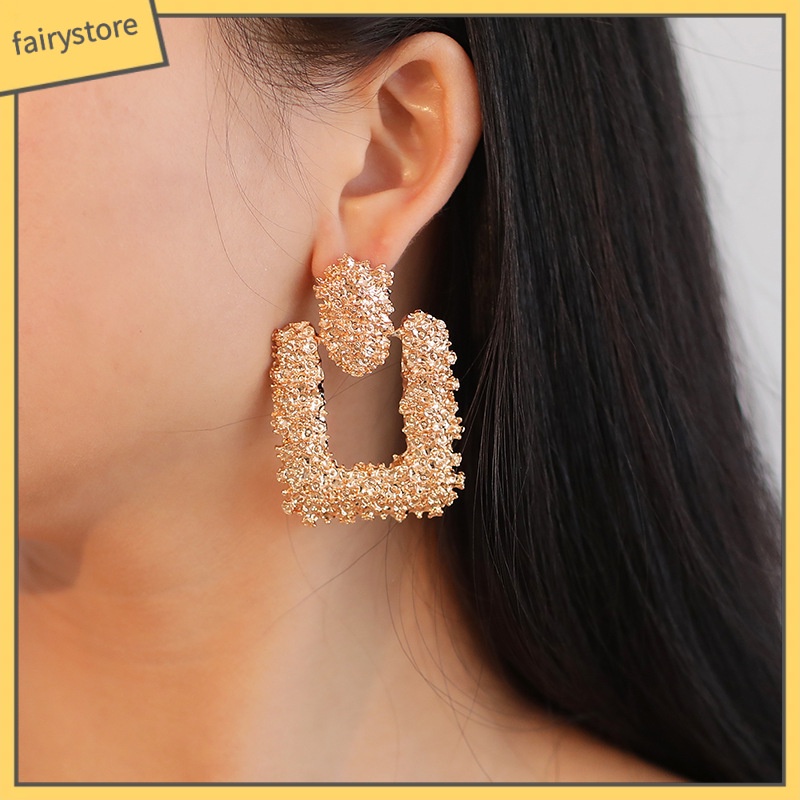 Bông Tai Hình Vuông Bằng Kim Loại Họa Tiết Hoa Dập Nổi Đơn Giản Thời Trang