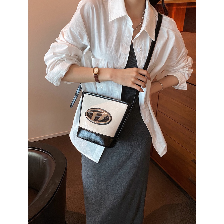 Túi đeo chéo one-shoulder có kết cấu tương phản đơn giản