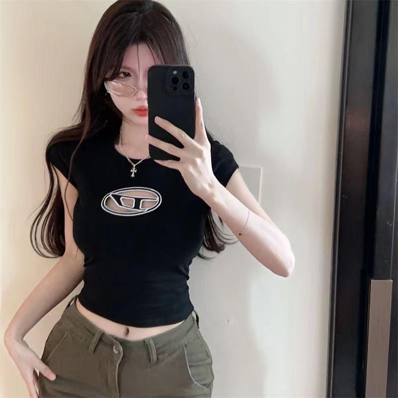 COWGIRL Áo croptop áo thun baby tee nữ âu mỹ chất cạp cao Cổ tay ngắn in họa tiết fashion High quality Phong cách Chic A29J1FA 36Z230909