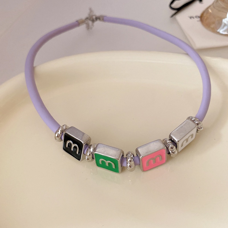 Vòng cổ Hình Vuông Nhiều Màu Sắc Họa Tiết Chữ Cái Dễ Thương Cho Nữ