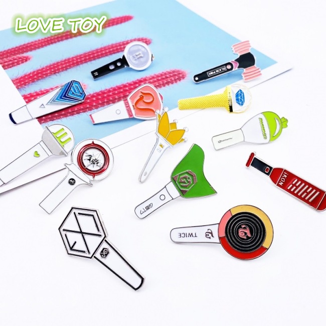 Ghim Cài Áo Kim Loại Hình Nhóm Nhạc BTS EXO Twice IU Blackpink Got7 Super Junior