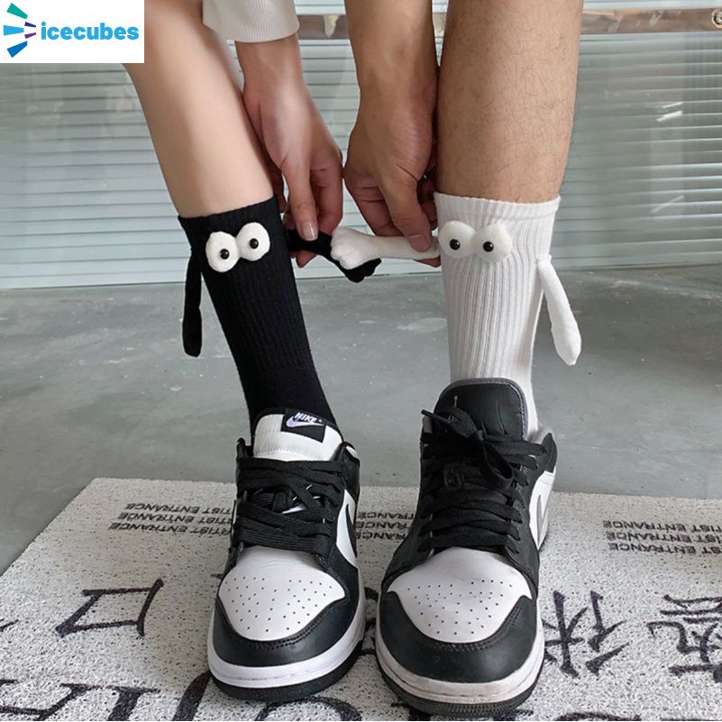 Búp bê 3d hút từ tính được cá nhân hóa với các cặp đôi màu đen và trắng nắm tay nhau trong tất ICECUBES