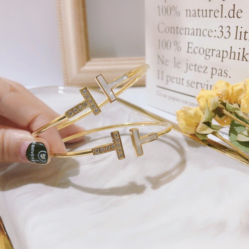 Vòng tay cartier thông thường vòng đeo tay tinh tế rỗng chữ t logo titan thép không thấm nước vòng tay chuỗi không gỉ