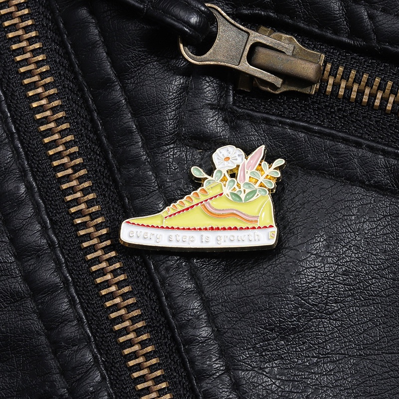 Ghim Cài Áo Tráng Men In Chữ Every Step Is Growth Cá Tính