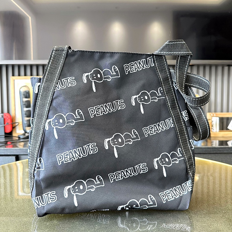 Túi Xách Đeo Vai Cỡ Lớn Chất Liệu Nilon Chống Thấm Nước In Hoạ Tiết Snoopy Xinh Xắn