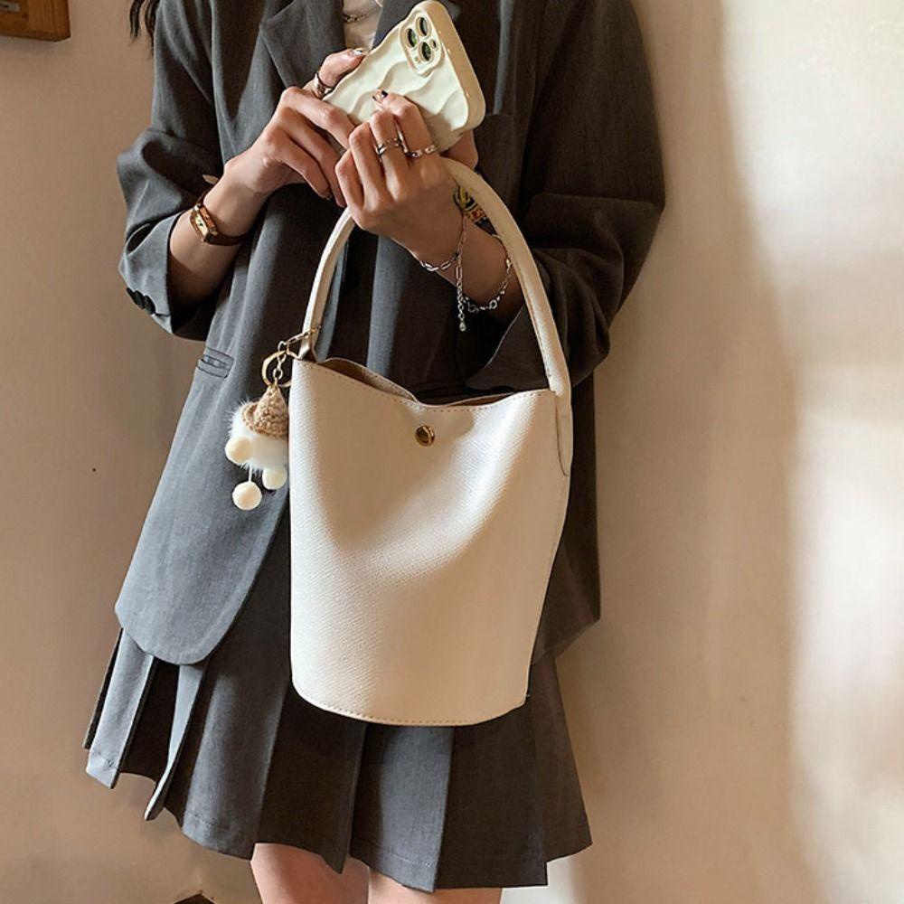 Túi Da Tròn Đeo Chéo Đựng Mỹ Phẩm Mềm Mại Có Móc Khóa Thời Trang Cho Nữ