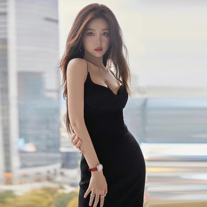 Đầm Hai Dây Cổ Chữ V Hở Lưng Xẻ Tà Quyến Rũ Cho Nữ