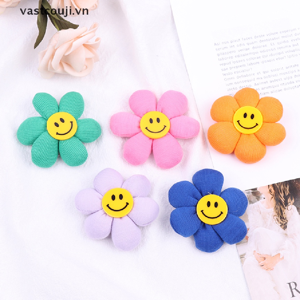 1 Huy Hiệu Cài Áo Hình Hoa Mặt Cười / Giày / Nón Nhiều Màu Sắc Dễ Thương DIY