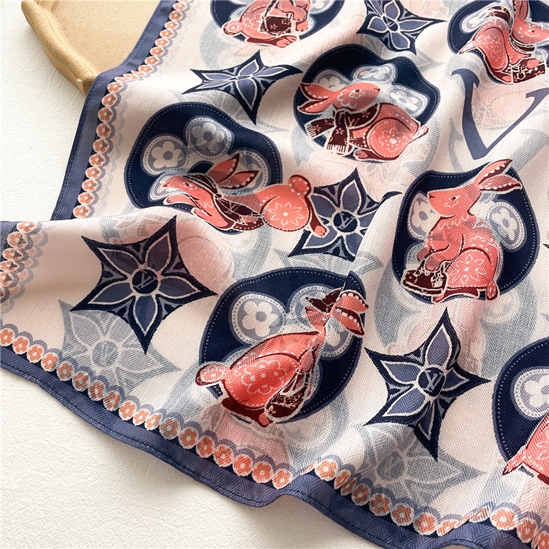 Khăn Choàng Cổ Hai Mặt 65cm In Họa Tiết Thỏ Dễ Thương Dành Cho Nữ