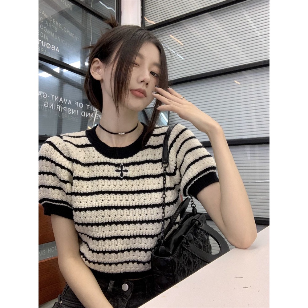 Áo Thun Lửng Tay Ngắn Họa Tiết Sọc Trắng Đen Phong Cách Hàn Quốc Cho Nữ