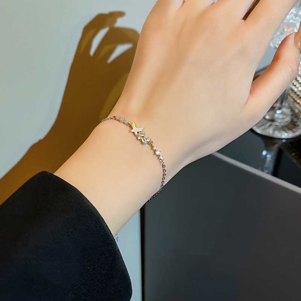 Vòng Đeo Tay Bằng Thép Titan Đính Đá Zircon Hình Bướm Đơn Giản Thời Trang Dành Cho Nữ
