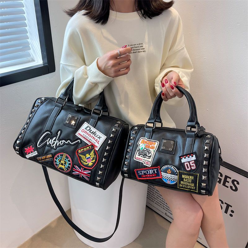 Túi Xách Đeo Chéo Vai Hình Gối Hành Lý Gắn Đinh Tán Thời Trang