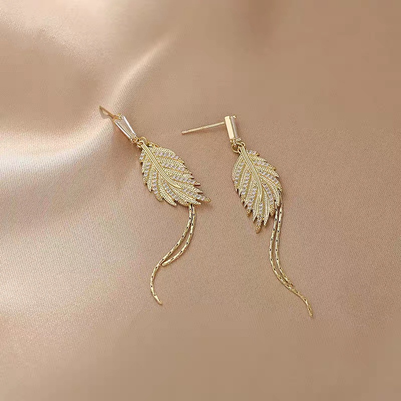 Bông Tai Dáng Dài Hình Chiếc Lá Đính Đá Phối Tua Rua Thời Trang Hàn Quốc Cho Nữ