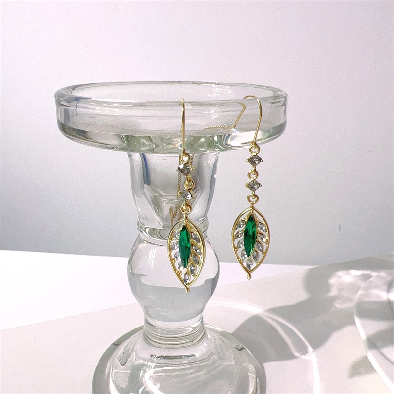 Khuyên Tai Hình Lá Đính Đá zircon Xanh Lá Sang Trọng Thời Trang Cao Cấp Dễ Phối Đồ Cho Nữ