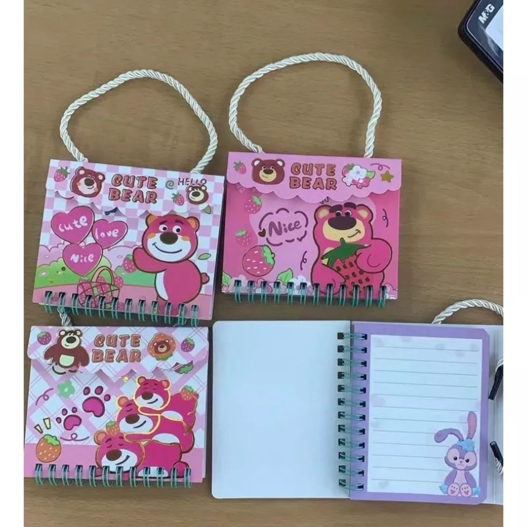 PVN59730 Sổ Tay Mini Ghi Chép Có Quai Xách Gấu Dâu Lotso Dễ Thương