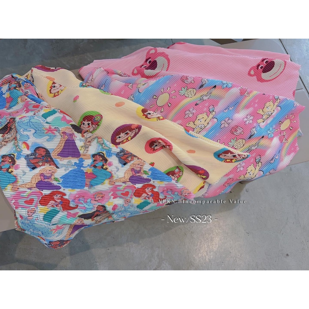 Áo dập ly hoạt hình xéo tà