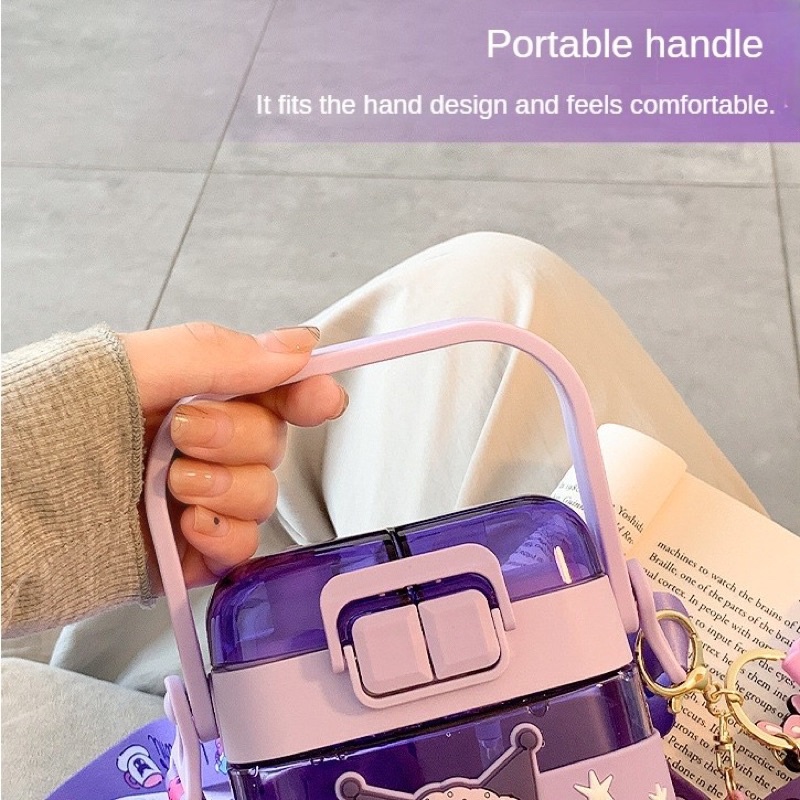 Bình Nước 2 Nắp Cho Bé Disney Sanrio Nhựa Tritan Có Dây Đeo Hình Kitty, Mickey, Gấu Dâu, Kuromi Siêu Dễ Thương-METICSHOP