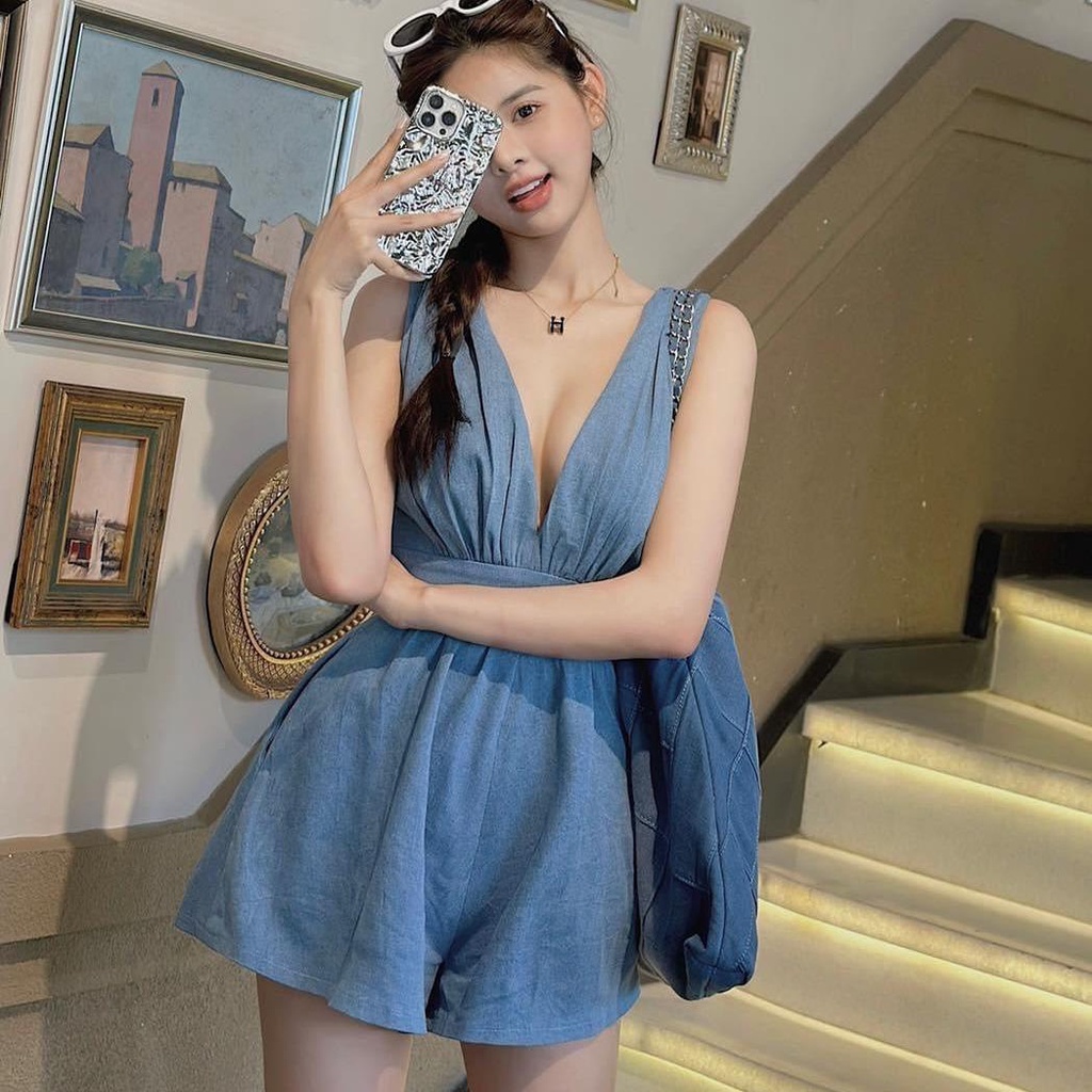 M612 - Đầm jum cổ yếm dáng ngắn xếp ly, jumpsuit bò cổ V