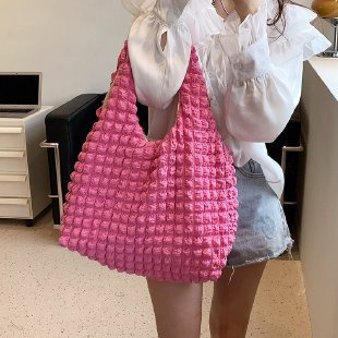 Carlyning style cozy soft M Túi Tote Đeo Vai Xếp Ly Bánh Waffle Thời Trang Hàn Quốc Mới Với Lưới Bong Bóng Phổ Biến