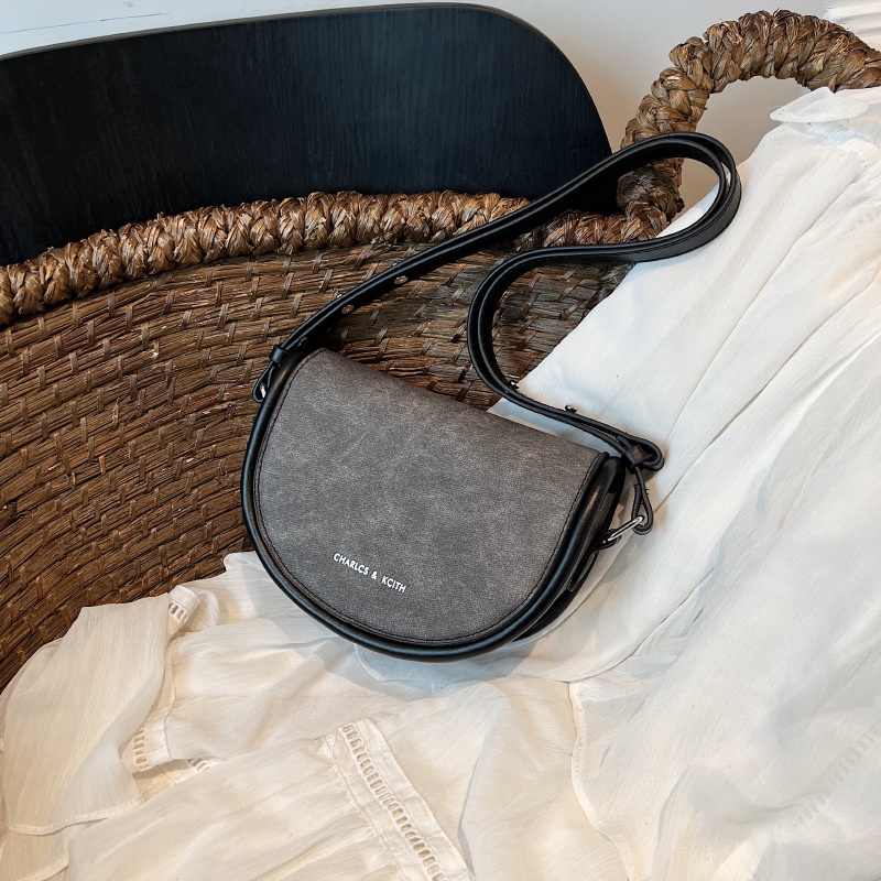 Áo Thun Nữ Lệch Vai In Chữ Phong Cách Hàn Quốc Mới